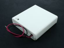plastový držák baterie 4xR6 (AA, &quot;tužka&quot;) s víčkem, vypínačm a drátovými vývody bílý